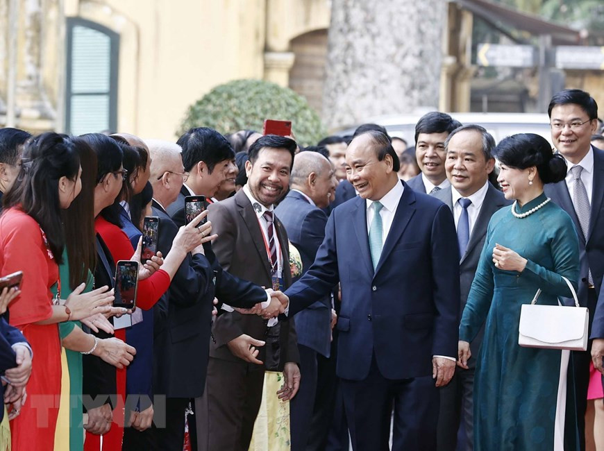 Chủ tịch nước Nguyễn Xuân Phúc và Phu nhân với các đại biểu kiều bào dự Chương trình Xuân Quê hương 2023 dự nghi thức dâng hương và thả cá chép tại Khu di tích Hoàng thành Thăng Long. (Ảnh: Thống Nhất/TTXVN) Chủ tịch nước Nguyễn Xuân Phúc và Phu nhân với các đại biểu kiều bào dự Chương trình Xuân Quê hương 2023 dự nghi thức dâng hương và thả cá chép tại Khu di tích Hoàng thành Thăng Long. (Ảnh: Thống Nhất/TTXVN)