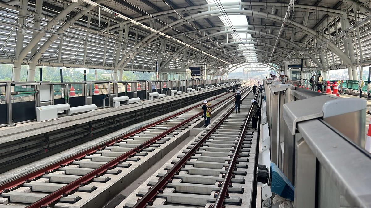 Các công nhân đang thi công ga trên cao - ga Đại học quốc gia. Ảnh: ĐÀO TRANG. Các công nhân đang thi công ga trên cao - ga Đại học quốc gia. Ảnh: ĐÀO TRANG.