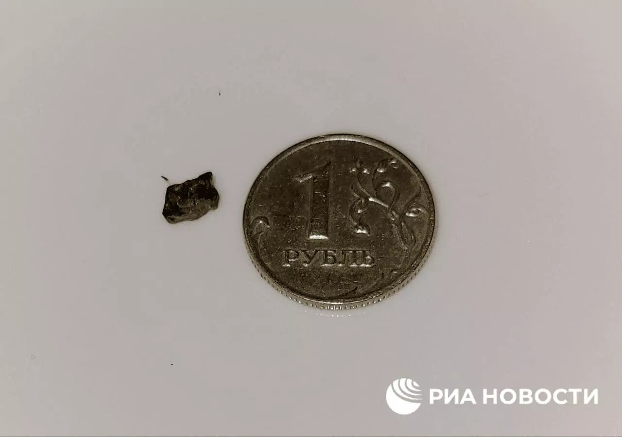 Mảnh đạn gắp ra từ vết thương của ông Rogozin. Mảnh đạn gắp ra từ vết thương của ông Rogozin.