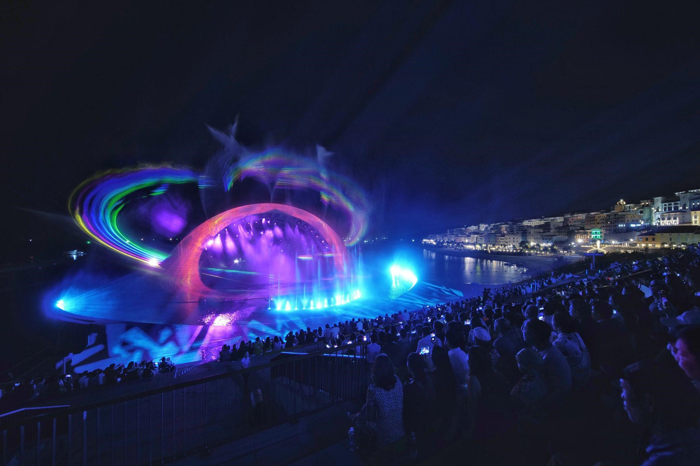 Ra mắt hơn một tuần, Kiss The Stars - Show trình diễn đa phương tiện trên màn nước biển lớn nhất châu Á đã khẳng định sức hút lớn, khi trong cả 2 suất chiếu đêm 31/12/2022 đều kín vé. Màn trình diễn ngoài trời công phu, với những công nghệ chưa từng có ở đâu trên thế giới như đưa khán giả vào chuyến phiêu lưu thực thụ. Trần Thị Mai Xuân, một người dân ở Phú Quốc cho biết: “Show diễn thực sự đặc sắc, mãn nhãn với hình ảnh và màu sắc tuyệt đẹp. Đây sẽ là chương trình tuyệt vời, mang đến nhiều lợi ích cho du lịch Phú Quốc khi thu hút đông đảo du khách”.