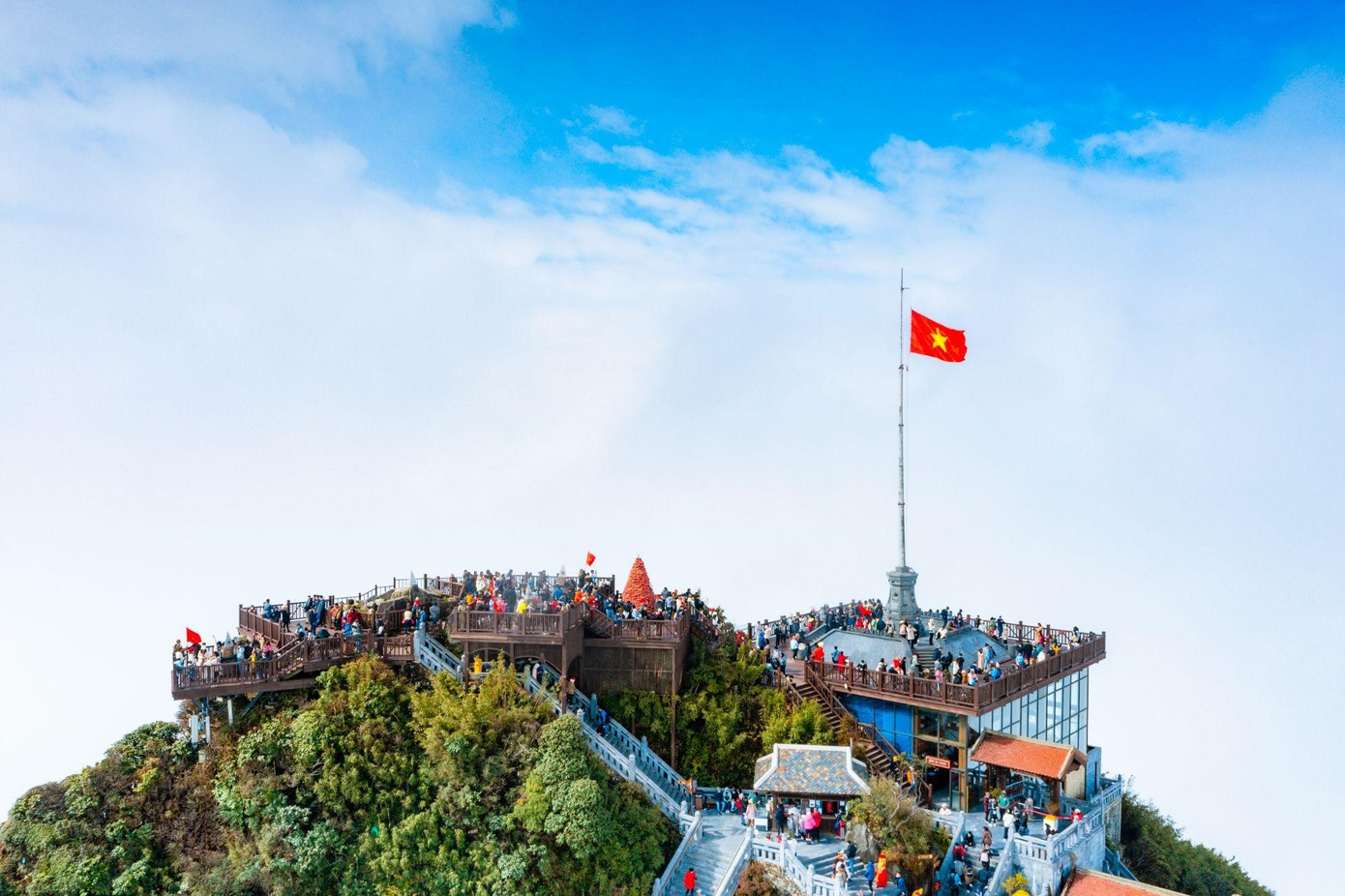 Ngày đầu tiên của năm 2023, Fansipan hiện lên như bức tranh thủy mặc khi những tia nắng đầu ngày rực rỡ tỏa trên biển mây trắng cuồn cuộn chảy, như đưa du khách vào miền tiên cảnh. Ở nơi linh khí đất trời hội tụ, hiện hữu những công trình tâm linh kỳ vĩ là nơi hàng nghìn người mong muốn được đón năm mới và ghi dấu những sự kiện đặc biệt của đời người.