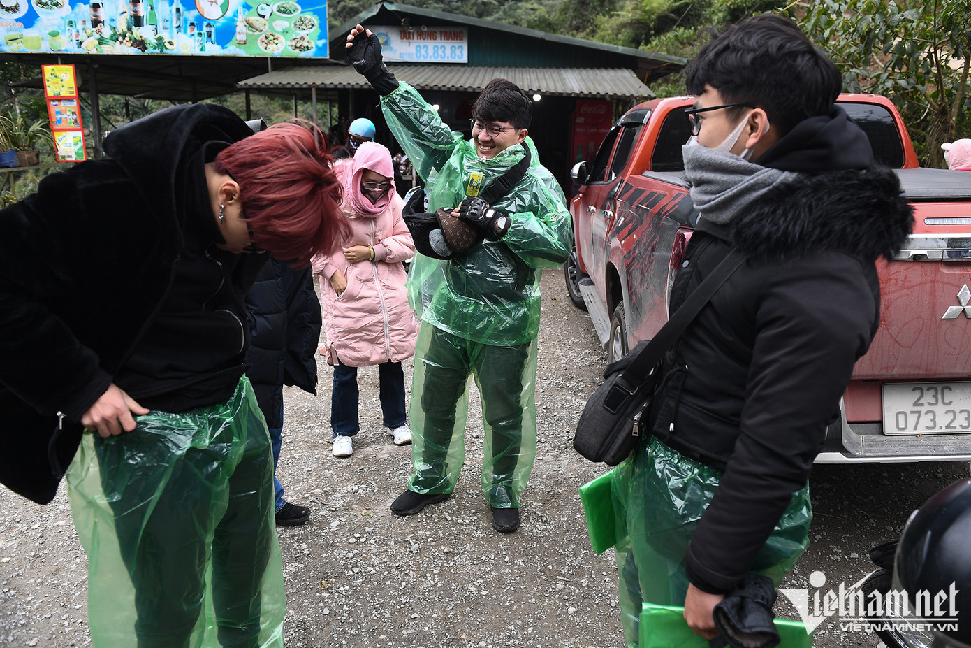 Đảo (đứng giữa), một thanh niên đi ô tô khách từ Hà Nội tới Hà Giang rồi thuê xe máy để du ngoạn. Khi có mặt tại đây, cậu cùng nhóm bạn của mình phải mặc thêm áo mưa để cho đỡ lạnh. "Chúng em thường xuyên đi kiểu này và đã quen với cách chống rét thô sơ như vậy", Đảo nói. Đảo (đứng giữa), một thanh niên đi ô tô khách từ Hà Nội tới Hà Giang rồi thuê xe máy để du ngoạn. Khi có mặt tại đây, cậu cùng nhóm bạn của mình phải mặc thêm áo mưa để cho đỡ lạnh. "Chúng em thường xuyên đi kiểu này và đã quen với cách chống rét thô sơ như vậy", Đảo nói.