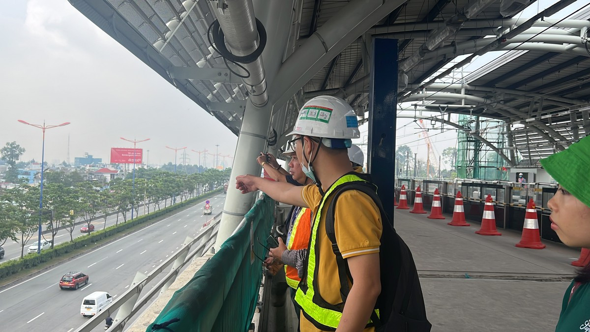 Tư vấn giám sát, nhà thầu thi công đang thảo luận các phương án thi công tuyến metro số 1. Ảnh: ĐÀO TRANG. Tư vấn giám sát, nhà thầu thi công đang thảo luận các phương án thi công tuyến metro số 1. Ảnh: ĐÀO TRANG.