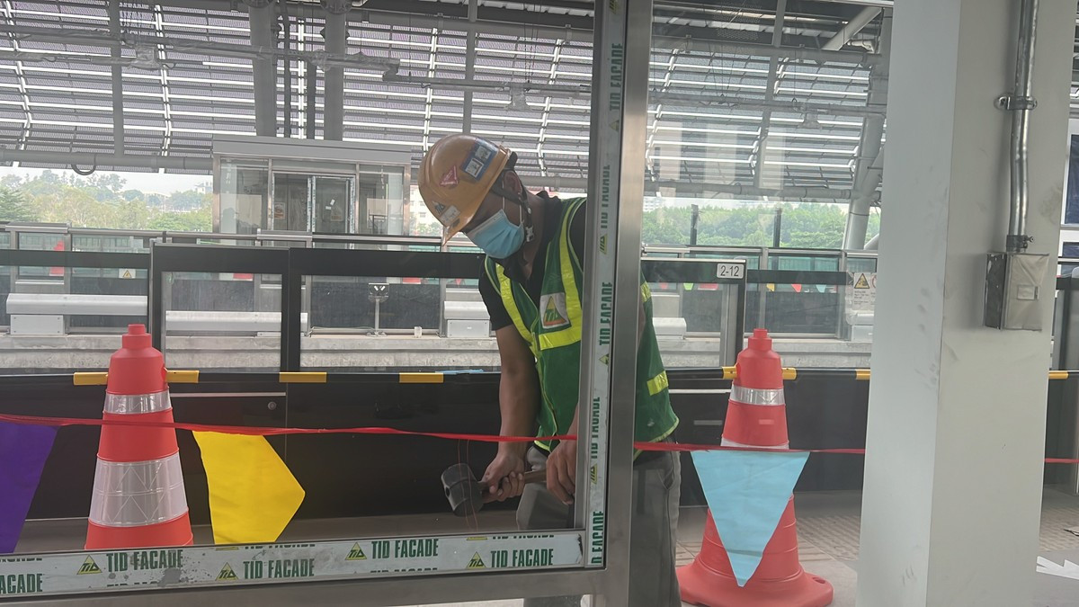 Các công nhân sẽ làm việc tới ngày 28 tháng Chạp. Ảnh: ĐÀO TRANG. Các công nhân sẽ làm việc tới ngày 28 tháng Chạp. Ảnh: ĐÀO TRANG.