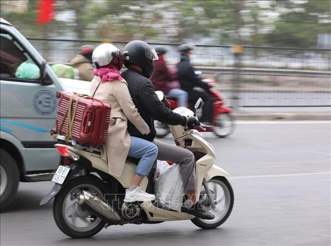 Người dân trên phố Ngọc Hồi hướng về trung tâm Hà Nội. Ảnh: Hoàng Hiếu/TTXVN Người dân trên phố Ngọc Hồi hướng về trung tâm Hà Nội. Ảnh: Hoàng Hiếu/TTXVN