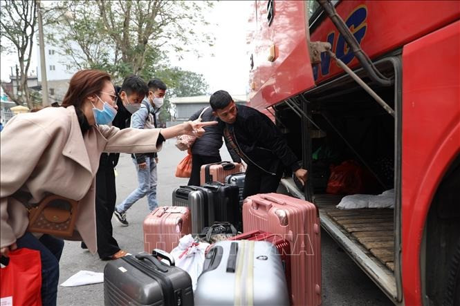 Hành khách từ các tỉnh xuống bến xe Giáp Bát quay trở lại Hà Nội (ảnh chụp lúc 12h30 ngày 26/1). Ảnh: Hoàng Hiếu/TTXVN Hành khách từ các tỉnh xuống bến xe Giáp Bát quay trở lại Hà Nội (ảnh chụp lúc 12h30 ngày 26/1). Ảnh: Hoàng Hiếu/TTXVN