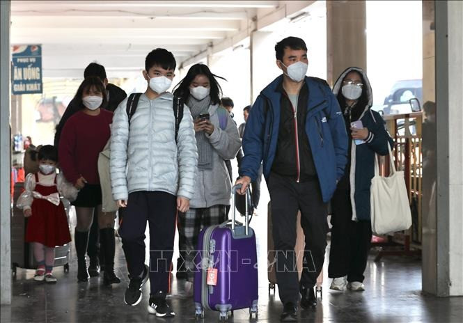 Hành khách từ các tỉnh trở về Hà Nội chuẩn bị trở lại cuộc sống bình thường (ảnh chụp lúc 12h45 tại Bến xe Giáp Bát). Ảnh: Hoàng Hiếu/TTXVN Hành khách từ các tỉnh trở về Hà Nội chuẩn bị trở lại cuộc sống bình thường (ảnh chụp lúc 12h45 tại Bến xe Giáp Bát). Ảnh: Hoàng Hiếu/TTXVN