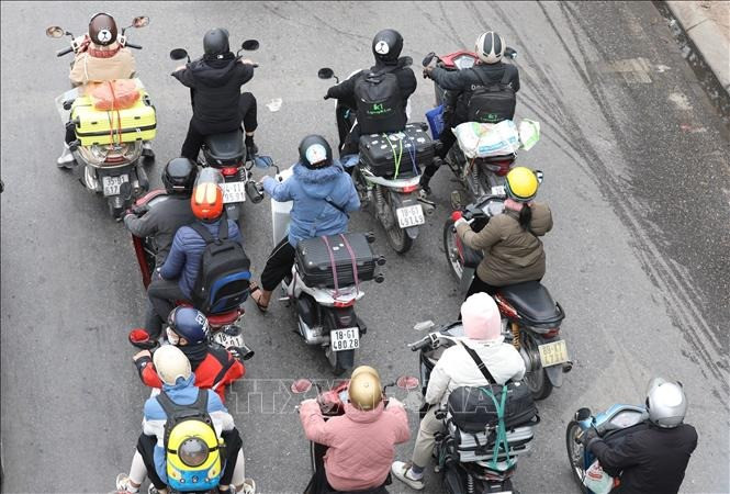 Dễ dàng bắt gặp cảnh người dân với đồ đạc được chằng buộc gọn gàng trên các tuyến phố vào thành phố (ảnh chụp lúc 11h ngày 26/1 trên phố Ngọc Hồi). Ảnh: Hoàng Hiếu/TTXVN Dễ dàng bắt gặp cảnh người dân với đồ đạc được chằng buộc gọn gàng trên các tuyến phố vào thành phố (ảnh chụp lúc 11h ngày 26/1 trên phố Ngọc Hồi). Ảnh: Hoàng Hiếu/TTXVN