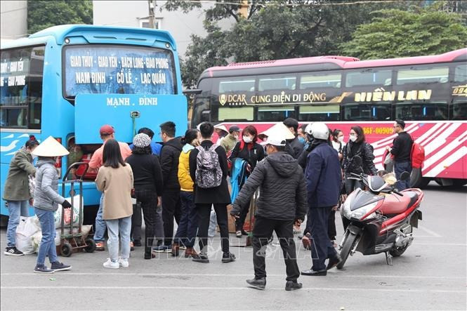 Bến xe Giáp Bát dự kiến đón khoảng 600 chuyến xe chở người dân từ các tỉnh quay trở lại Hà Nội (ảnh chụp lúc 12h30 ngày 26/1). Ảnh: Hoàng Hiếu/TTXVN Bến xe Giáp Bát dự kiến đón khoảng 600 chuyến xe chở người dân từ các tỉnh quay trở lại Hà Nội (ảnh chụp lúc 12h30 ngày 26/1). Ảnh: Hoàng Hiếu/TTXVN