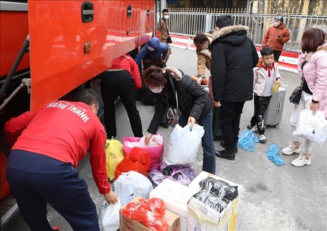 Hành khách xuống bến xe Giáp Bát trở về Hà Nội sau kỳ nghỉ Tết nguyên đán Quý Mão (ảnh chụp lúc 12h30 ngày 26/1). Ảnh: Hoàng Hiếu/TTXVN Hành khách xuống bến xe Giáp Bát trở về Hà Nội sau kỳ nghỉ Tết nguyên đán Quý Mão (ảnh chụp lúc 12h30 ngày 26/1). Ảnh: Hoàng Hiếu/TTXVN