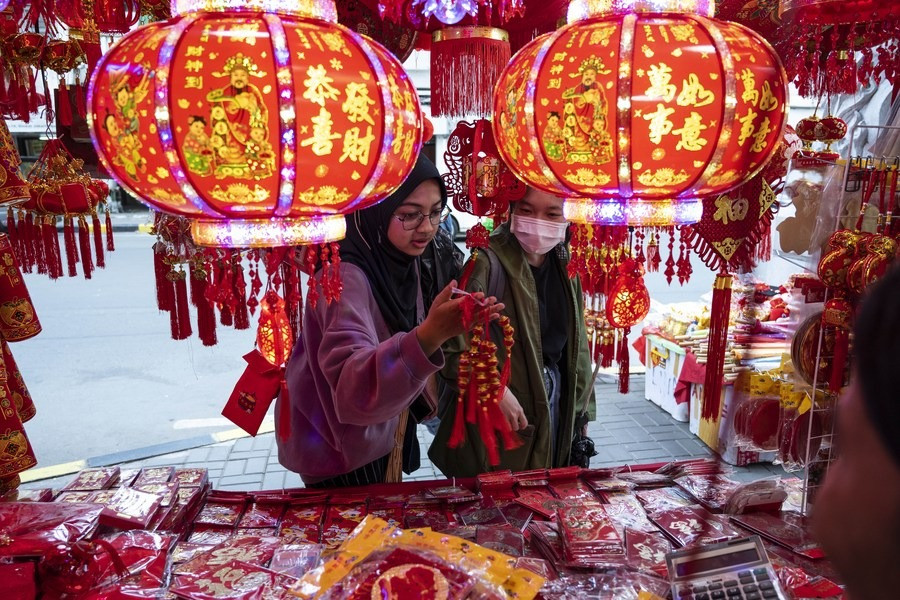 Khách hàng chọn mua đồ trang trí Tết ở Pancoran Glodok (Jakarta, Indonesia). Ảnh: Tân Hoa Xã