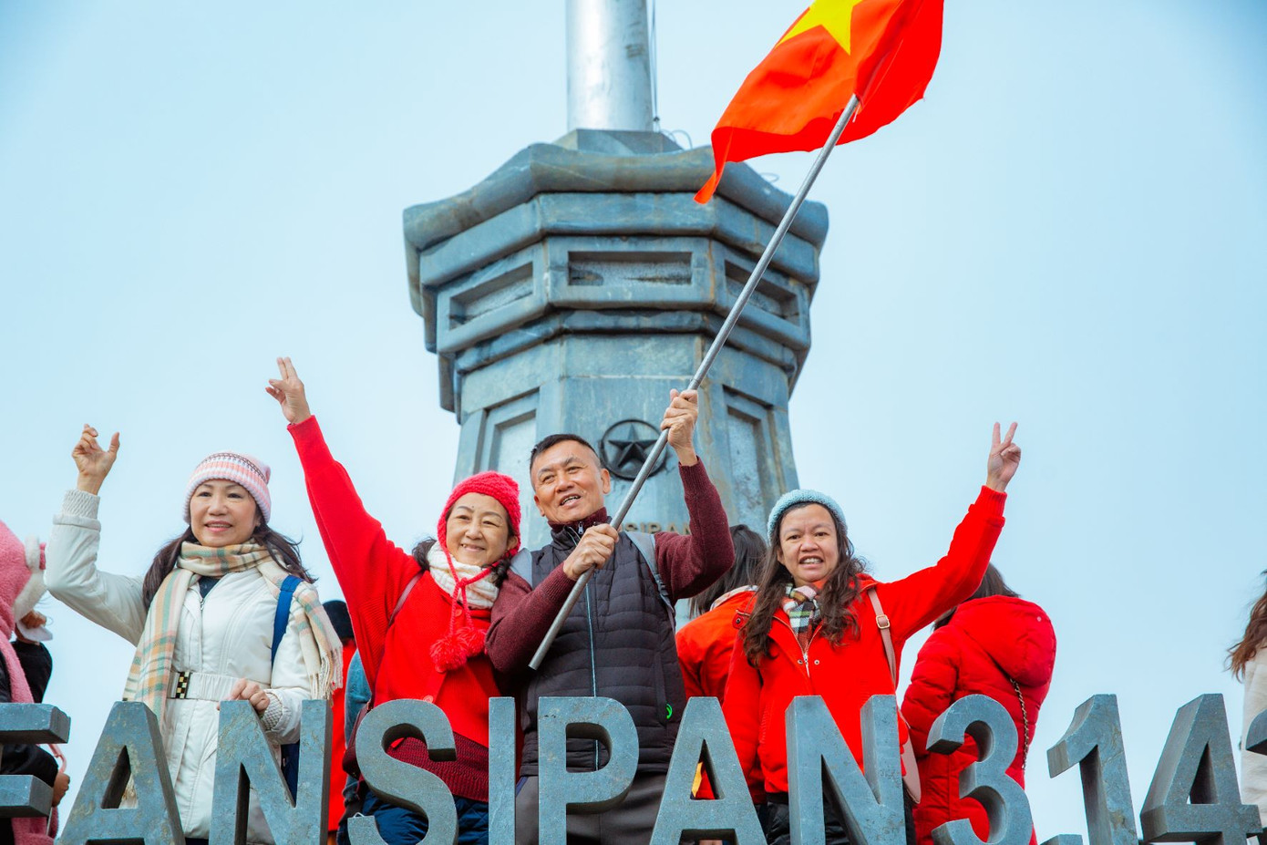 Không chỉ anh Dũng, hàng nghìn du khách ở mọi lứa tuổi, đến từ mọi miền Tổ quốc đã có một ngày khởi đầu năm mới vô cùng đáng nhớ, khi được ngắm nhìn non sông hùng vỹ của Tổ quốc từ đỉnh thiêng và giơ cao Quốc kỳ oai hùng. Chào đón du khách trong năm mới, Sun World Fansipan Legend cũng mang đến những bản nhạc du dương với saxophone, điệu múa đậm bản sắc vùng cao bởi các nam thanh nữ tú với điệu cười tươi như nắng.