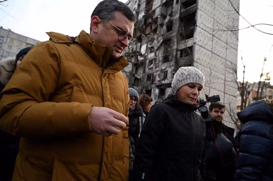 Ngoại trưởng Đức Annalena Baerbock và Ngoại trưởng Ukraine Dmytro Kuleba thăm Kharkov hôm 10/1. Ảnh: Reuters Ngoại trưởng Đức Annalena Baerbock và Ngoại trưởng Ukraine Dmytro Kuleba thăm Kharkov hôm 10/1. Ảnh: Reuters