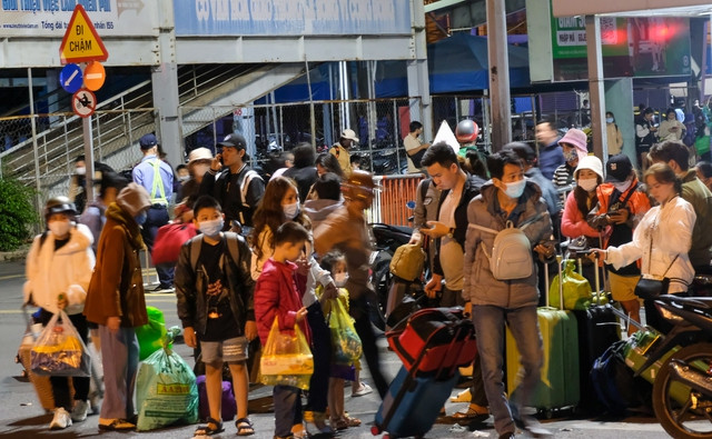 Hành khách tràn ra cổng bến xe để đón khách Hành khách tràn ra cổng bến xe để đón khách