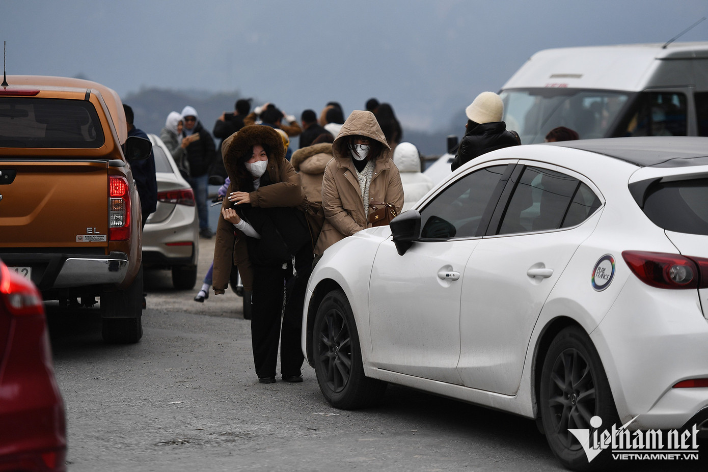 Tại các điểm dừng chân dọc đường, nhiều du khách loay hoay với những cơn gió mạnh. Tại các điểm dừng chân dọc đường, nhiều du khách loay hoay với những cơn gió mạnh.