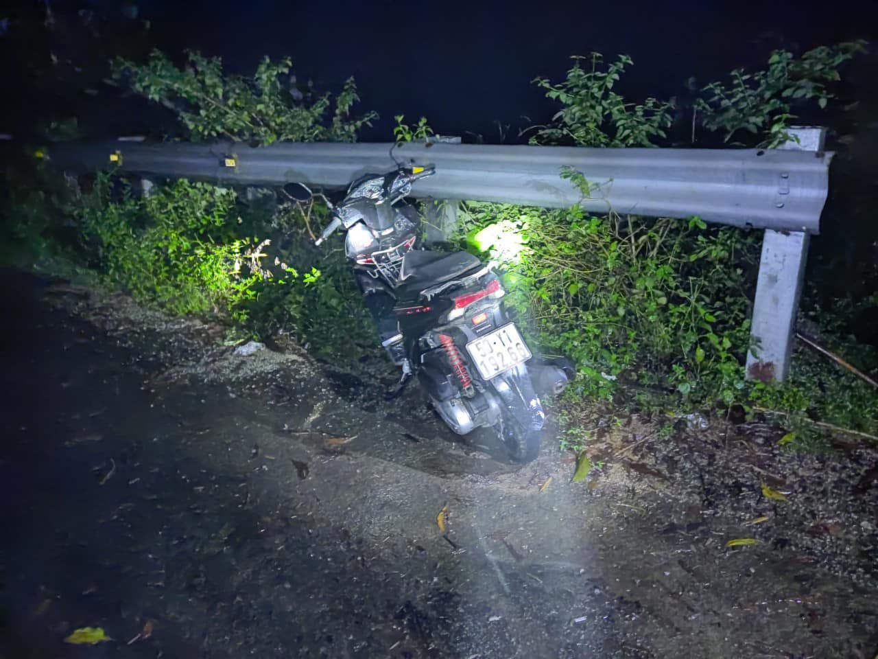 Xe máy nạn nhân bỏ lại trên đường, cách trục đường chính của đèo Hải Vân khoảng 5,5 km được phát hiện. Ảnh: C.A