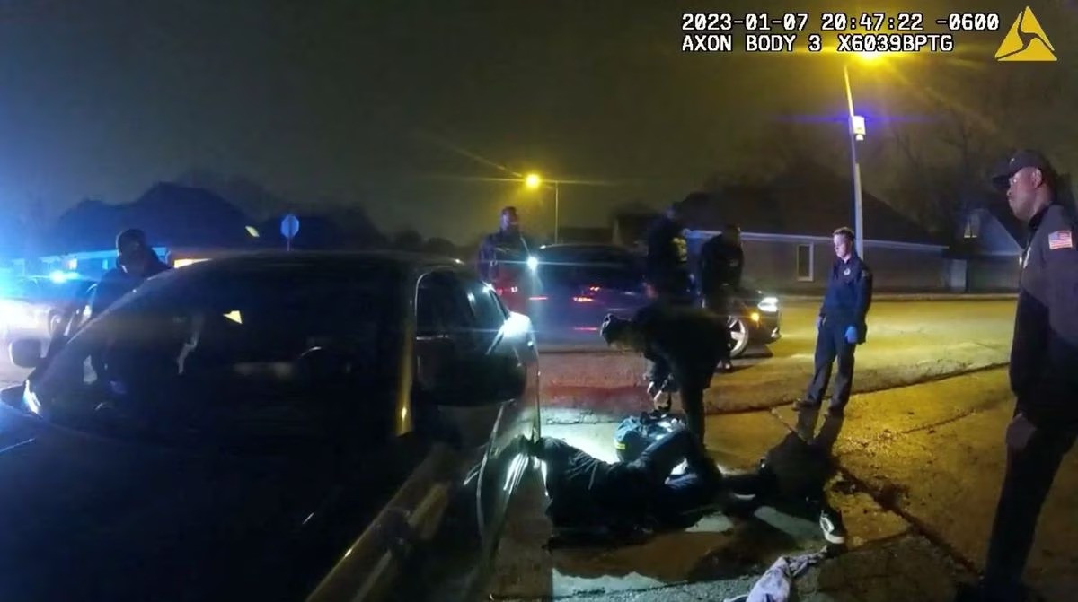 Ảnh cắt từ video ghi lại cảnh Nichols bị cảnh sát khống chế.