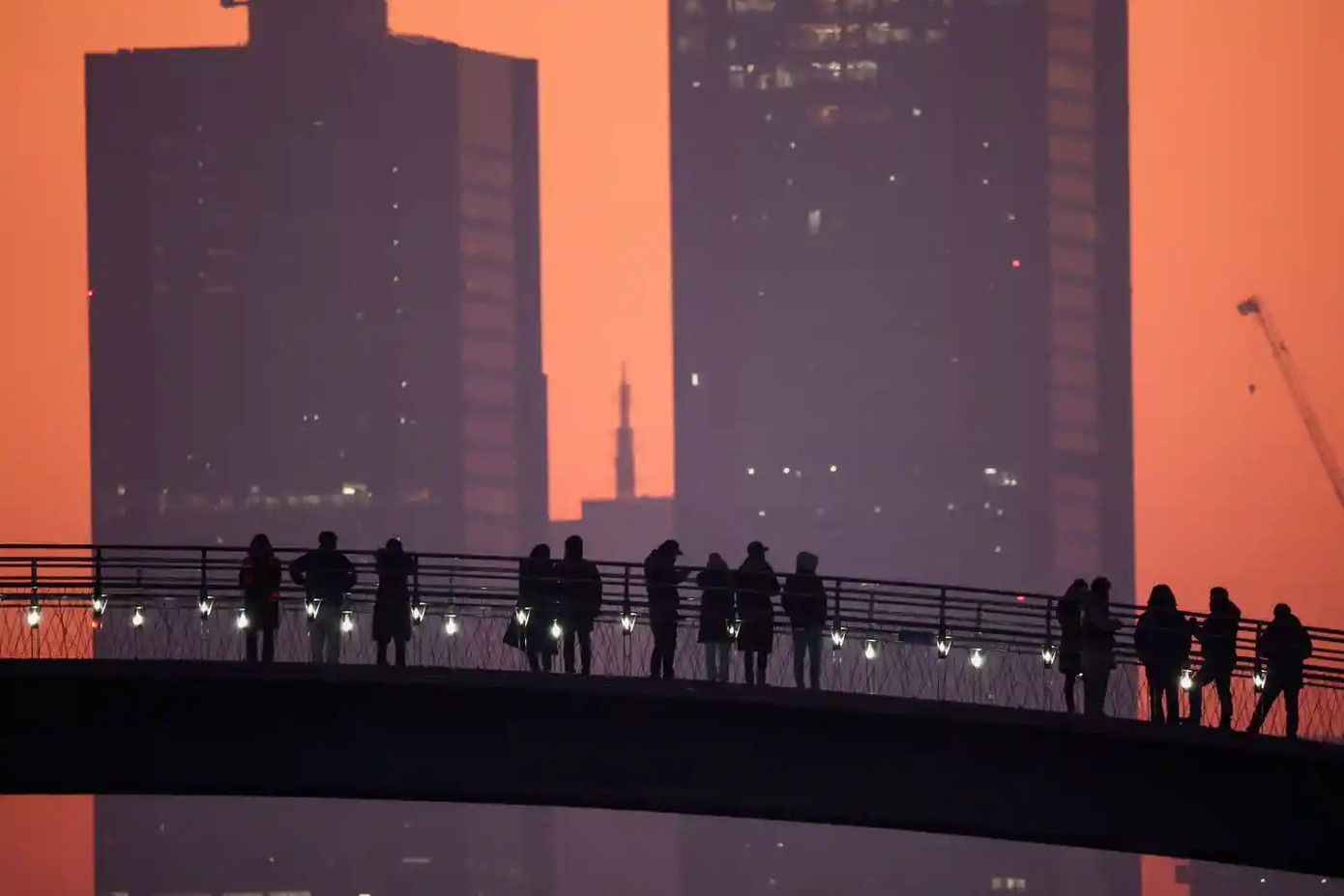 Người dân Seoul (Hàn Quốc) đón bình minh đầu tiên của năm mới. Ảnh: Reuters