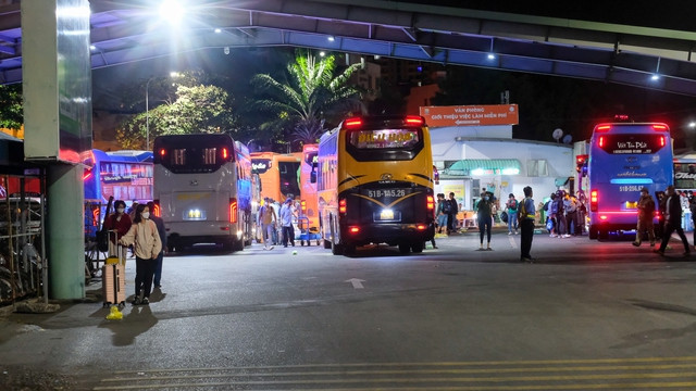 Nhiều chuyến xe khách giường nằm chật kín khách nối đuôi nhau vào Bến xe Miền Đông để trả khách. Do xe đến bến lúc rạng sáng nên nhiều hành khách vẫn còn khá mệt mỏi do thiếu ngủ. Trong ảnh: Nhiều chuyến xe khách từ các tỉnh Tây Nguyên đến bến xe vào thời điểm đêm khuya, rạng sáng Nhiều chuyến xe khách giường nằm chật kín khách nối đuôi nhau vào Bến xe Miền Đông để trả khách. Do xe đến bến lúc rạng sáng nên nhiều hành khách vẫn còn khá mệt mỏi do thiếu ngủ. Trong ảnh: Nhiều chuyến xe khách từ các tỉnh Tây Nguyên đến bến xe vào thời điểm đêm khuya, rạng sáng