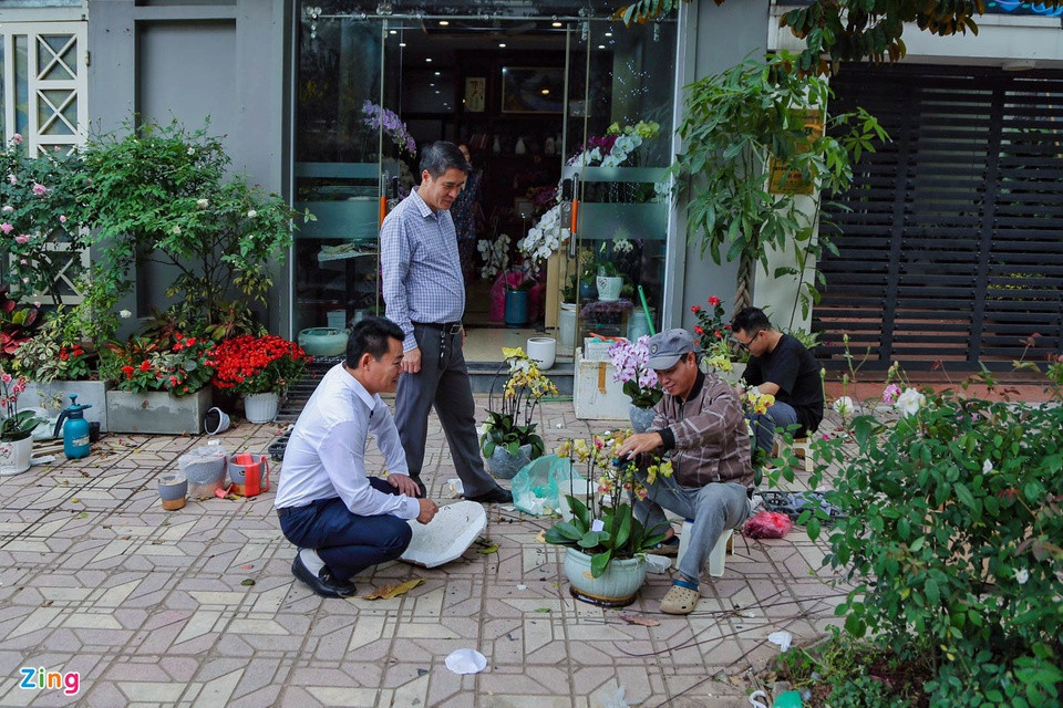 Càng gần ngày Tết Nguyên đán, nhu cầu chơi hoa lan hồ điệp của người dân thủ đô càng tăng cao. Tại một cửa hàng chuyên bán loại hoa này ở huyện Gia Lâm, những người thợ miệt mài làm việc hết công suất cũng không đủ để trả hàng cho khách. Càng gần ngày Tết Nguyên đán, nhu cầu chơi hoa lan hồ điệp của người dân thủ đô càng tăng cao. Tại một cửa hàng chuyên bán loại hoa này ở huyện Gia Lâm, những người thợ miệt mài làm việc hết công suất cũng không đủ để trả hàng cho khách.