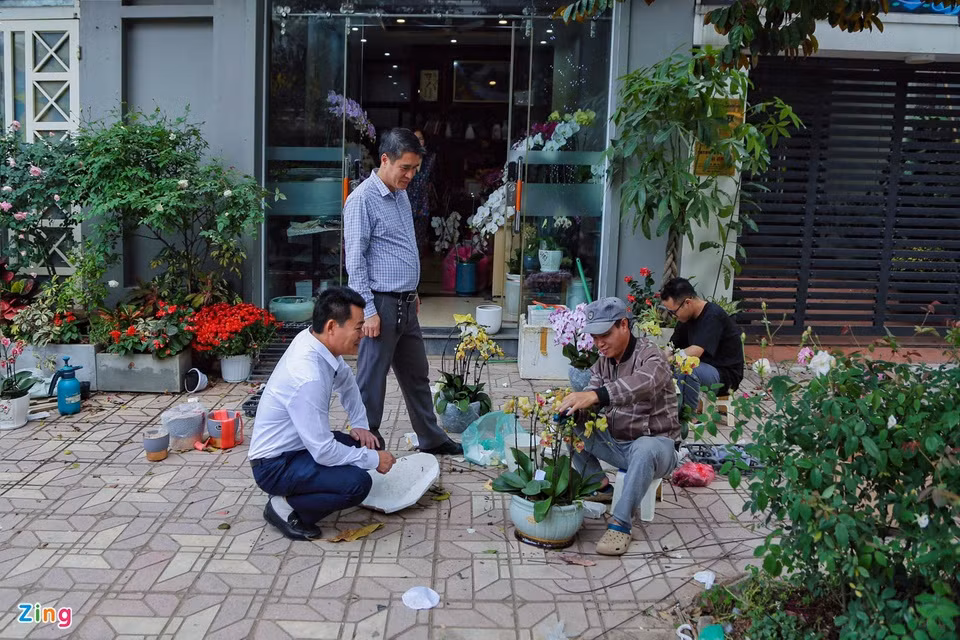 Càng gần ngày Tết Nguyên đán, nhu cầu chơi hoa lan hồ điệp của người dân thủ đô càng tăng cao. Tại một cửa hàng chuyên bán loại hoa này ở huyện Gia Lâm, những người thợ miệt mài làm việc hết công suất cũng không đủ để trả hàng cho khách. Càng gần ngày Tết Nguyên đán, nhu cầu chơi hoa lan hồ điệp của người dân thủ đô càng tăng cao. Tại một cửa hàng chuyên bán loại hoa này ở huyện Gia Lâm, những người thợ miệt mài làm việc hết công suất cũng không đủ để trả hàng cho khách.