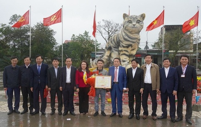 UBND tỉnh Quảng Trị tặng Bằng khen cho nghệ nhân Đinh Văn Tâm (Ảnh: H.N).