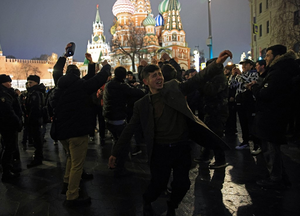 Người dân nhảy múa mừng năm mới ở thủ đô Mátxcơva (Nga). Ảnh: Sky News