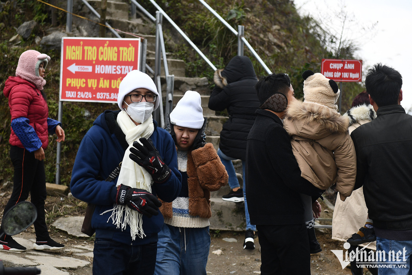 Du khách co ro đi lại cố gắng tìm vị trí đẹp để chiêm ngưỡng và chụp ảnh. Trong các ngày mùng 3 và 4 Tết, nhiệt độ ở vùng cao Tây Bắc dao động từ 6 đến 8 độ C, nơi thấp nhất xuống tới 0 độ C. Du khách co ro đi lại cố gắng tìm vị trí đẹp để chiêm ngưỡng và chụp ảnh. Trong các ngày mùng 3 và 4 Tết, nhiệt độ ở vùng cao Tây Bắc dao động từ 6 đến 8 độ C, nơi thấp nhất xuống tới 0 độ C.