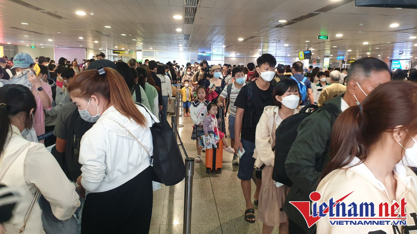 Khách qua sân bay Tân Sơn Nhất đạt gần 145.000 người vào ngày mùng 5 Tết Quý Mão