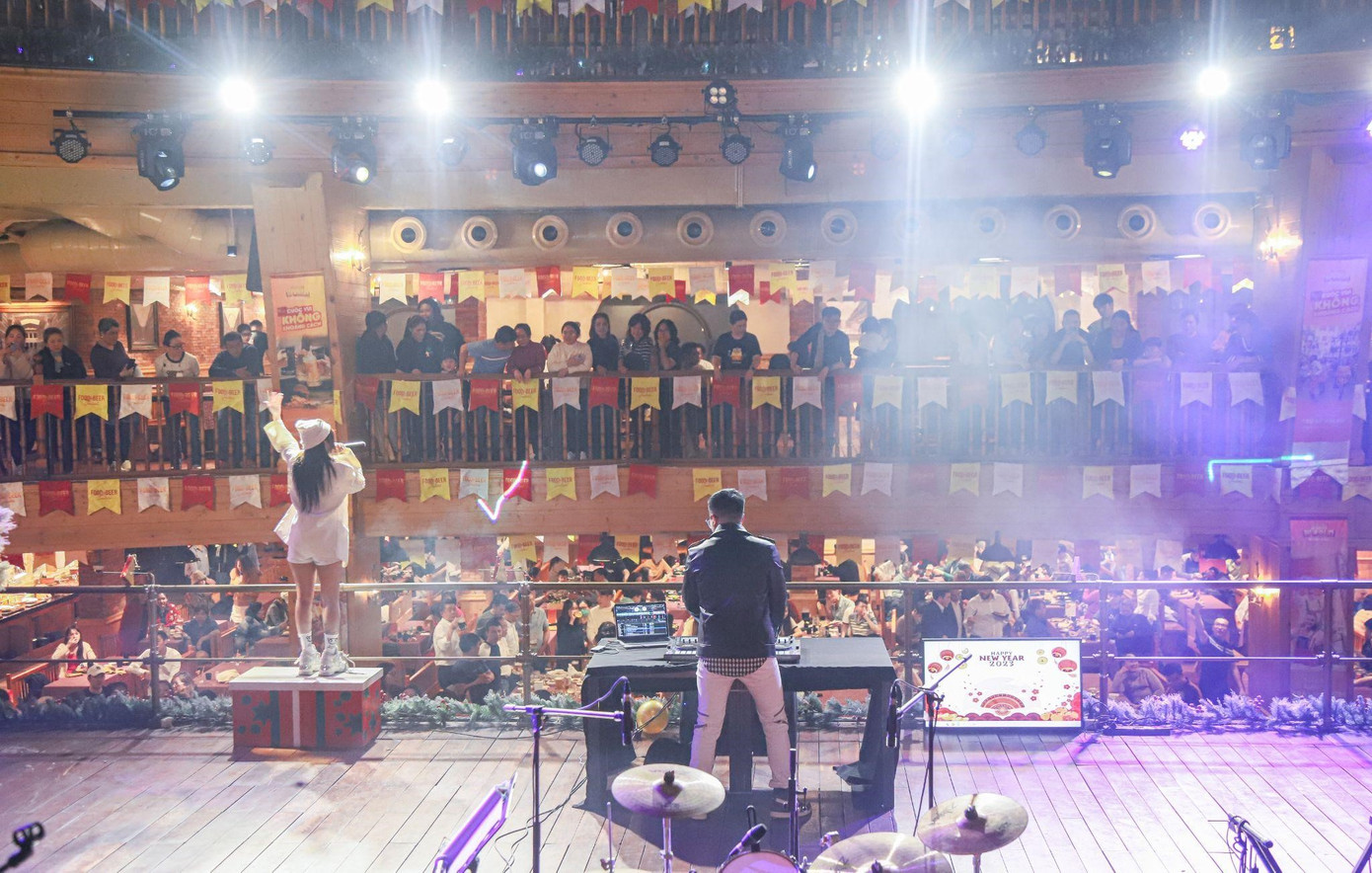 Cùng thời điểm ở thành phố biển miền Trung xinh đẹp Đà Nẵng, hàng trăm du khách đã có đêm giao thừa không thể quên tại Sun World Ba Na Hills với đại tiệc “Countdown Party In The Clouds- Đếm ngược đón năm mới trong mây” với tiệc buffet đẳng cấp, âm nhạc sôi động và màn đếm ngược không thể cảm xúc hơn.