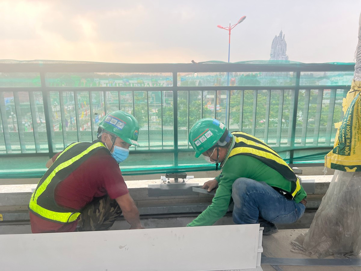 Hiện có khoảng 600-700 công nhân đang thi công ở những ga trên cao, tuyến metro số 1. Ảnh: ĐÀO TRANG. Hiện có khoảng 600-700 công nhân đang thi công ở những ga trên cao, tuyến metro số 1. Ảnh: ĐÀO TRANG.