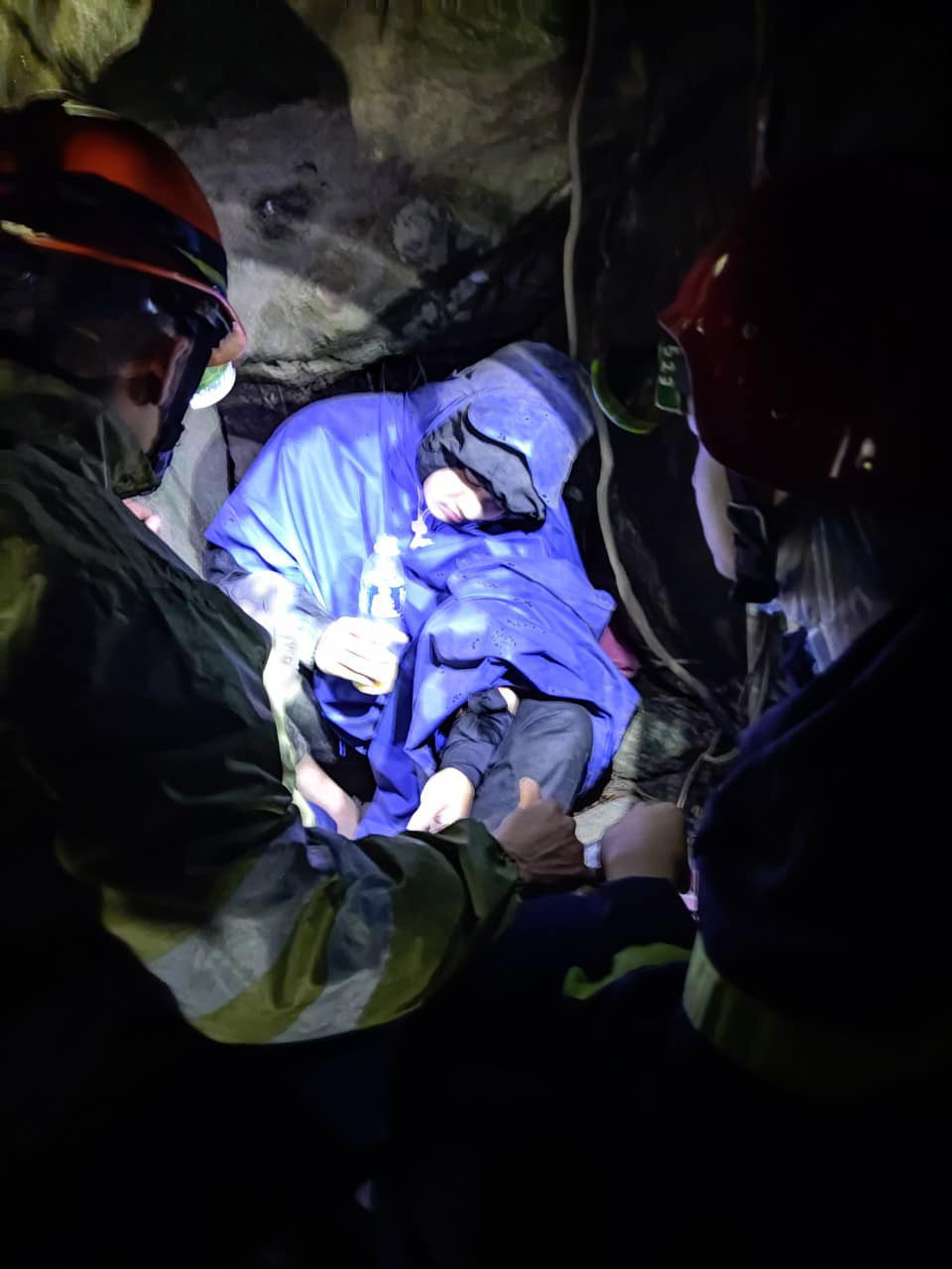 Nạn nhân được phát hiện mắc kẹt dưới ghềnh đá sát biển trong tình trạng đa chấn thương. Ảnh: C.A