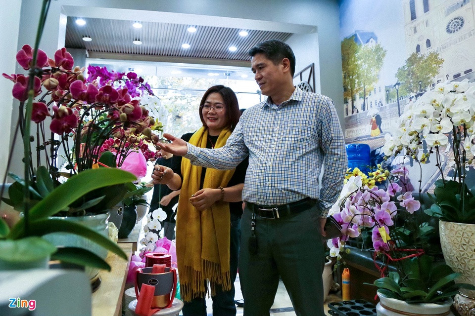 Cũng theo chị Hằng, xu hướng chơi lan của người dân năm nay chủ yếu là những chậu lan nhỏ, có kích thước phù hợp để đặt bàn với giá dao động từ 2 - 5 triệu đồng/chậu. "Mặc dù số lượng lan năm nay bán ra bằng năm ngoái nhưng đa phần là những đơn hàng nhỏ lẻ thay vì đơn hàng có giá cả trăm triệu đồng như năm ngoái". Chị Hằng cho biết thêm. Cũng theo chị Hằng, xu hướng chơi lan của người dân năm nay chủ yếu là những chậu lan nhỏ, có kích thước phù hợp để đặt bàn với giá dao động từ 2 - 5 triệu đồng/chậu. "Mặc dù số lượng lan năm nay bán ra bằng năm ngoái nhưng đa phần là những đơn hàng nhỏ lẻ thay vì đơn hàng có giá cả trăm triệu đồng như năm ngoái". Chị Hằng cho biết thêm.