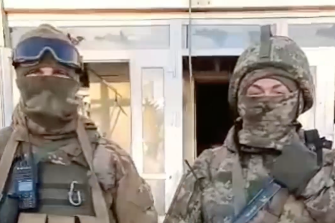 Hình ảnh hai binh sĩ đứng ở trung tâm Soledar. Ảnh chụp màn hình Hình ảnh hai binh sĩ đứng ở trung tâm Soledar. Ảnh chụp màn hình