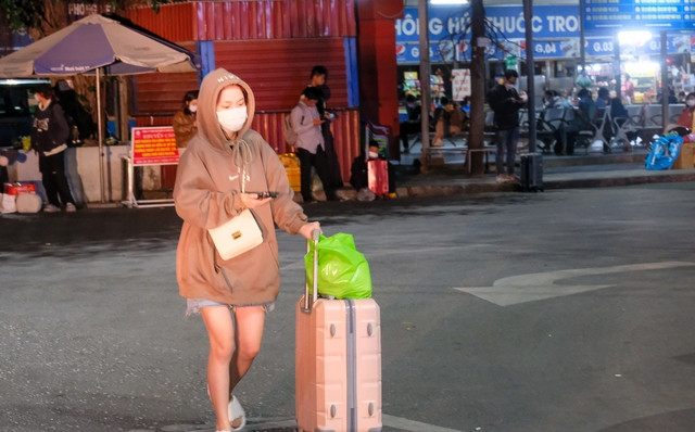 Cũng như chị Phượng, nhiều hành khách cũng tranh thủ ra đường Đinh Bộ Lĩnh đón xe taxi và xe công nghệ để về nhà sau khi xuống bến. Cũng như chị Phượng, nhiều hành khách cũng tranh thủ ra đường Đinh Bộ Lĩnh đón xe taxi và xe công nghệ để về nhà sau khi xuống bến.