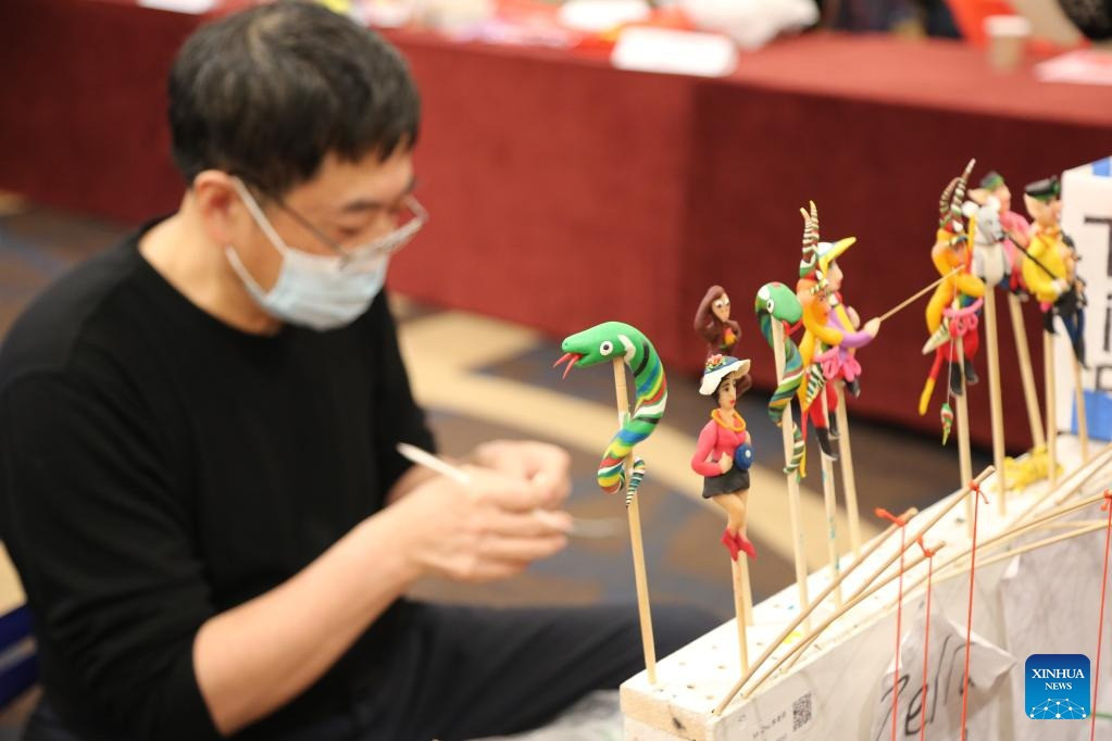 Một nghệ nhân tham gia lễ hội văn hoá - nghệ thuật dân gian ở Flushing (New York, Mỹ) nhân dịp Tết Nguyên đán. Với một lượng lớn người Mỹ gốc Hoa và các khu phố sầm uất, Flushing được coi là khu phố Tàu lớn thứ hai ở thành phố New York. Ảnh: Tân Hoa Xã