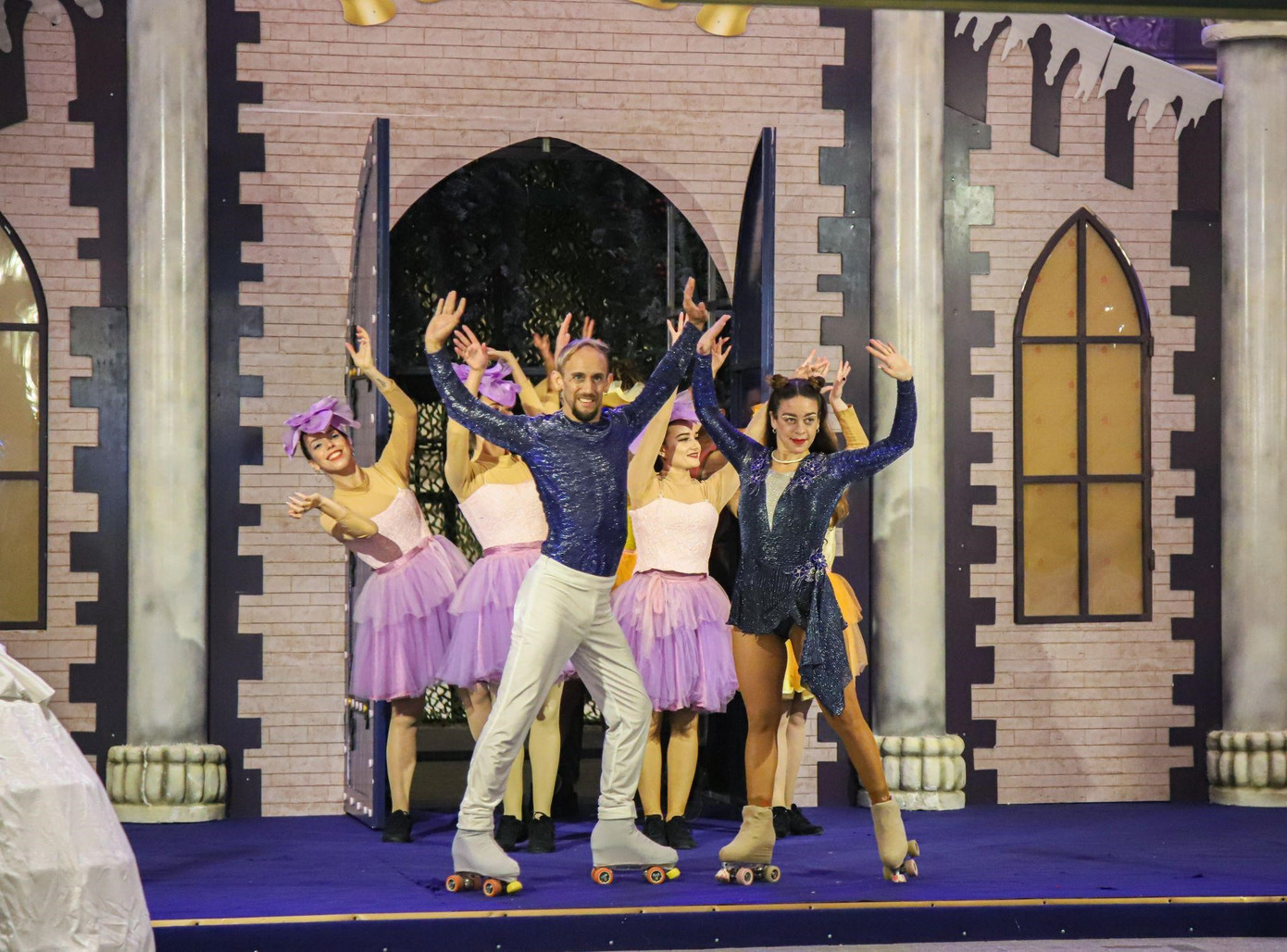 Những tiết mục trình diễn mãn nhãn là “đặc sản” không thể thiếu ở “xứ sở thần tiên” Sun World Ba Na Hills và dịp nghỉ lễ Tết Dương lịch, khu du lịch chiêu đãi du khách với minishow “Mùa đông diệu kỳ” hay minishow trượt băng “Vũ điệu niềm vui”. Công phu trong vũ đạo, cầu kỳ về trang phục và mãn nhãn với các pha nhào lộn, ảo thuật ngoạn mục… màn trình diễn mang đến không khí sôi động, đầy cảm xúc trong những ngày đầu năm mới.