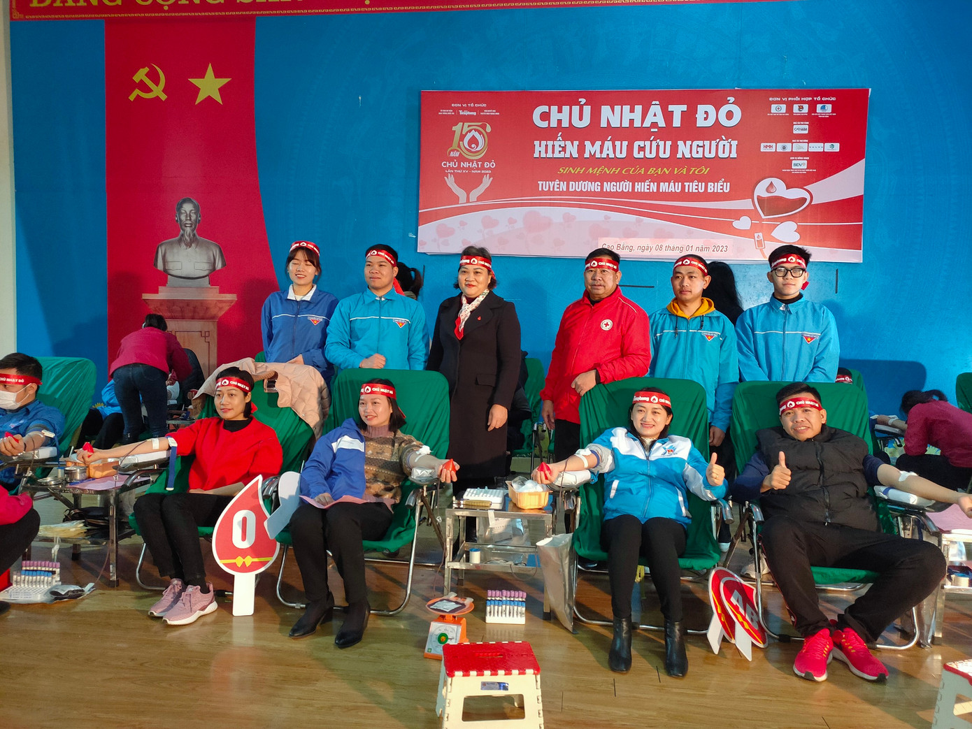 Đồng chí Hoàng Hồng Diệu – Bí thư Tỉnh Đoàn và đồng chí Triệu Thanh Dung – Phó Bí thư Tỉnh Đoàn Cao Bằng tham gia hiến máu tại chương trình (vị trí thứ 2 và thứ 3 từ trái sang).