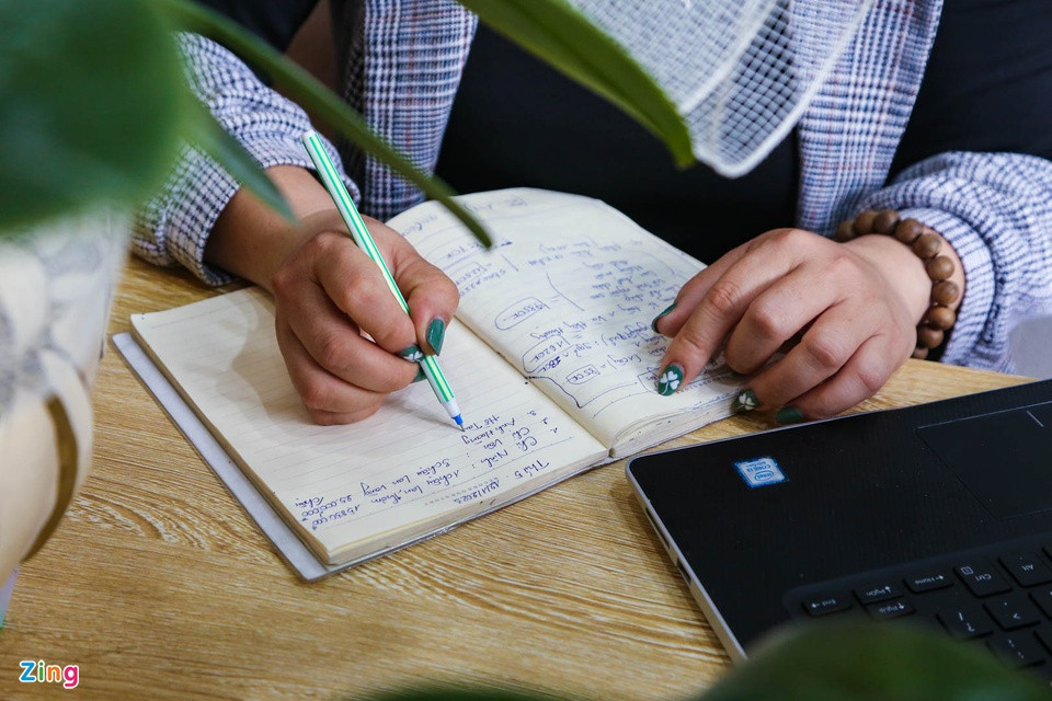 “Đến ngày 24 tháng Chạp, cửa hàng đã chính thức hết hàng, khách có hỏi mua nhưng không còn hàng để bán. Tôi cũng cho nhân viên, thợ cắm hoa về quê”, chị Hằng cho biết thêm. “Đến ngày 24 tháng Chạp, cửa hàng đã chính thức hết hàng, khách có hỏi mua nhưng không còn hàng để bán. Tôi cũng cho nhân viên, thợ cắm hoa về quê”, chị Hằng cho biết thêm.