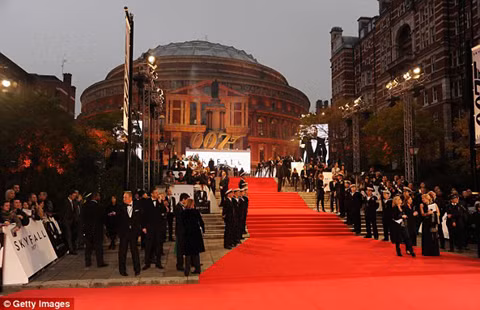 Quanh cảnh lễ ra mắt hoành tráng của Skyfall tại London