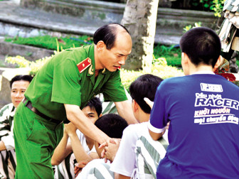 Thiếu tướng Hoàng Hà trò chuyện với các phạm nhân trong đội văn nghệ của trại giam Yên Hạ. (Giadinh.net)