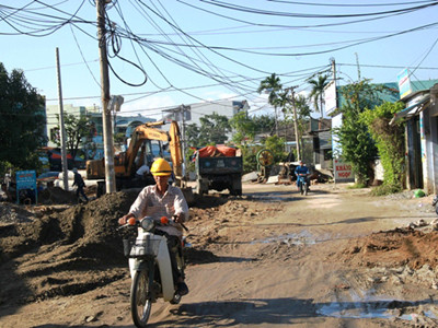 Đường Tôn Đản (Đà Nẵng) thi công cầm chừng đã gần 2 năm nay. Ảnh: Nguyễn Huy
