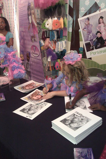  Isabella ký tặng cho người hâm mộ. Ảnh: Mirror