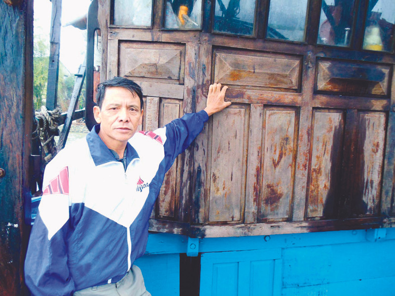 Thuyền trưởng Nguyễn Tấn Lạt 20 năm gắn bó nghề câu mực Trường Sa. Thuyền trưởng Nguyễn Tấn Lạt 20 năm gắn bó nghề câu mực Trường Sa