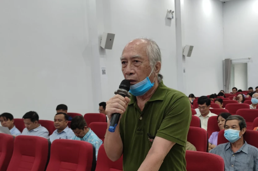 Người dân phát biểu, góp ý tại hội nghị. Ảnh: NGUYỄN HIỀN Người dân phát biểu, góp ý tại hội nghị. Ảnh: NGUYỄN HIỀN