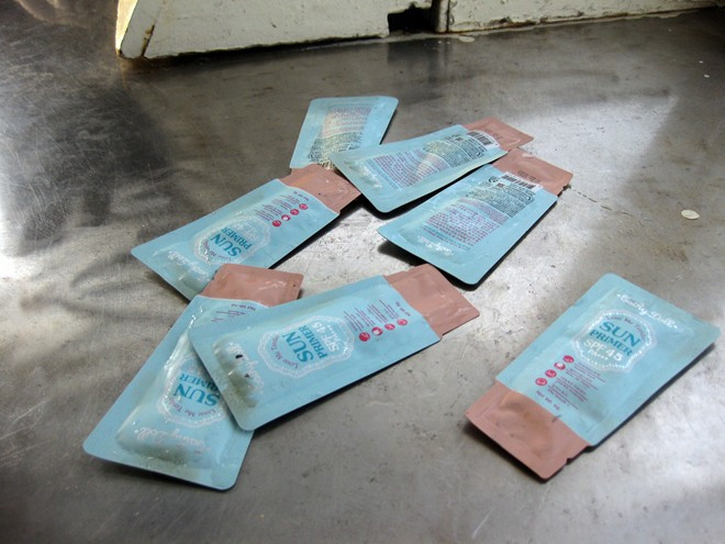 Gần khu vực tàu Heung - A Dragon chìm, nhiều tàu ghe vớt được nhiều mặt hàng giống như mỹ phẩm trôi dạt trên biển có ghi tiếng Hàn Quốc và tiếng Anh