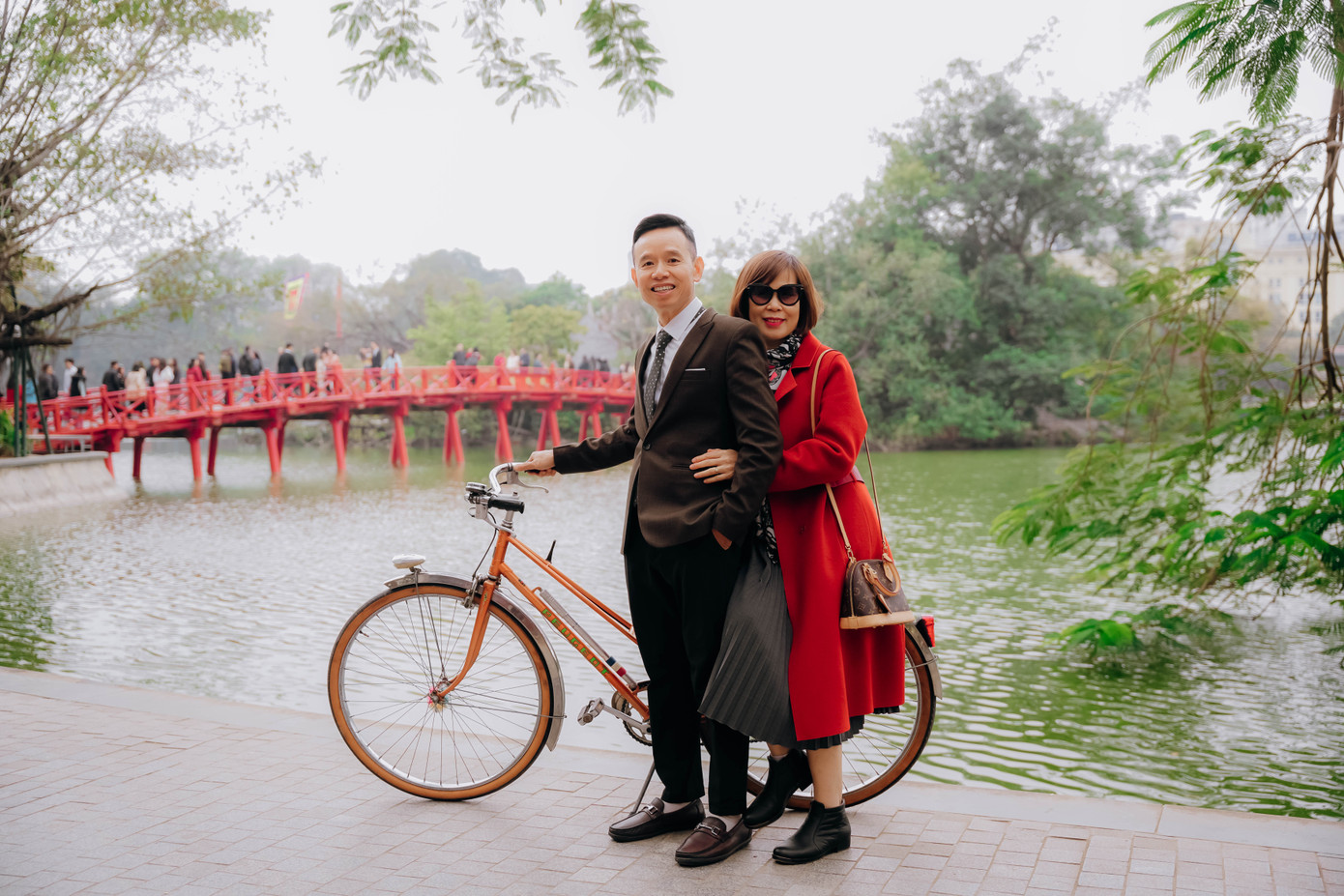 Gia đình anh Tuấn (Quận Cầu Giấy, Hà Nội) vẫn giữ thói quen đạp xe một vòng bờ hồ Hoàn Kiếm trong ngày đầu năm mới, anh Tuấn chia sẻ: "Ngày đầu năm mới không khí thật thanh bình, là đặc trưng ngày mồng 1 Tết của Hà Nội. Cầu mong một năm mới bình an, mạnh khỏe, đất nước, xã hội phát triển."