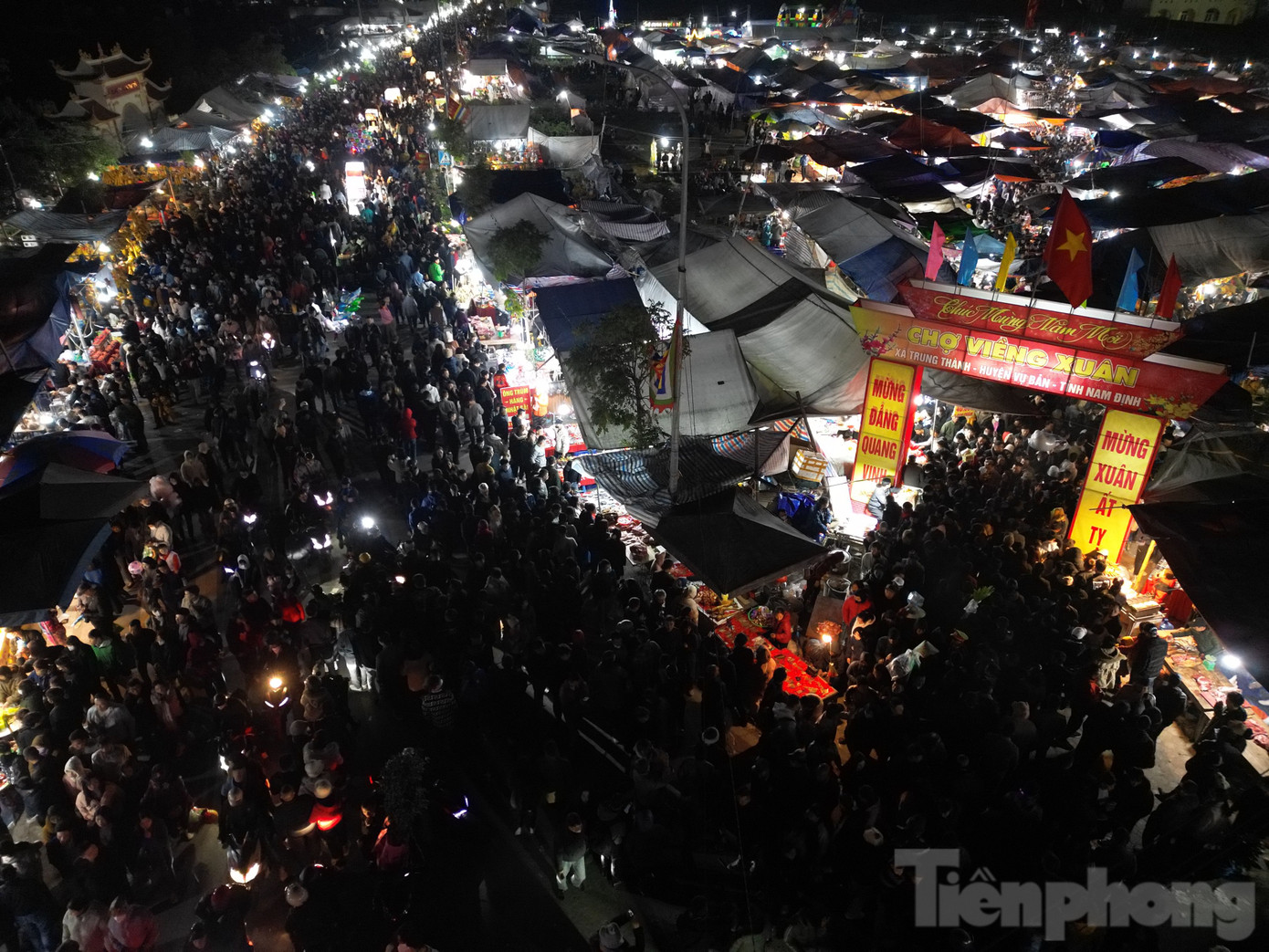 Khắp các ngả đường đổ về trung tâm khu vực Quần thể di tích lịch sử, văn hóa Phủ Dầy-nơi tổ chức chợ Viềng xuân 2025, luôn tấp nập du khách. Xe cộ xếp thành hàng dài, nối đuôi nhau nhích từng tí.