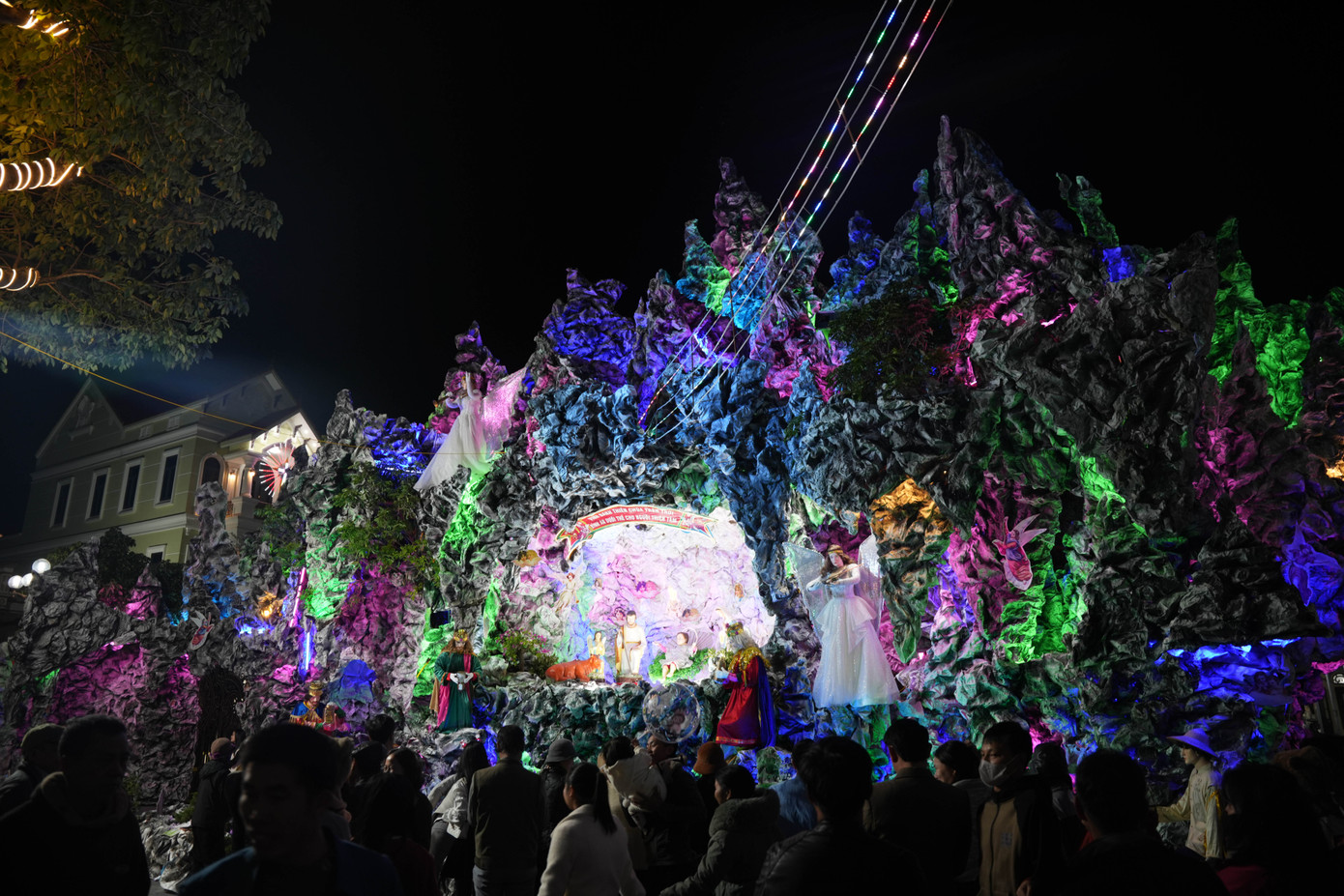 Trong dịp giáng sinh hay những ngày lễ trọng, nhà thờ giáo xứ Xương Điền được trang trí lộng lẫy với hàng nghìn bóng đèn led, trong khuôn viên phục dựng hang đá máng cỏ chúa hài đồng.