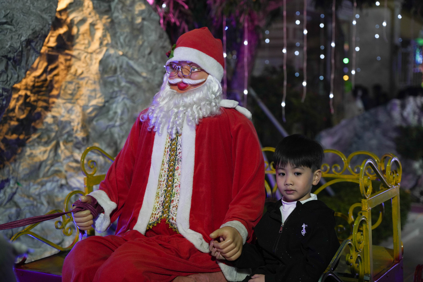 Trong dịp giáng sinh hay những ngày lễ trọng, nhà thờ giáo xứ Xương Điền được trang trí lộng lẫy với hàng nghìn bóng đèn led, trong khuôn viên phục dựng hang đá máng cỏ chúa hài đồng.